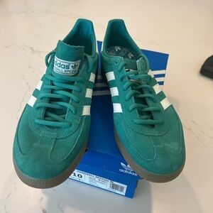 NIB Adidas women’s green Handball Spezial sneakers size 10